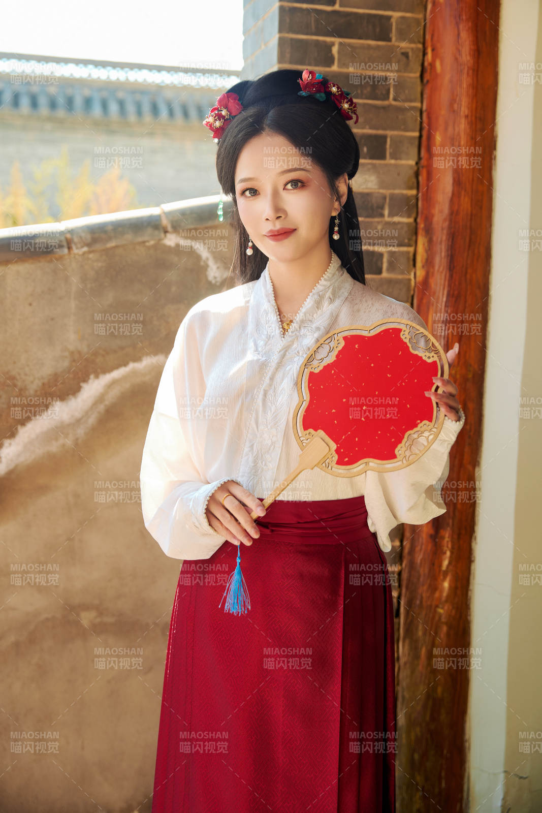 穿着中国汉族服饰马面裙的东方女性图片