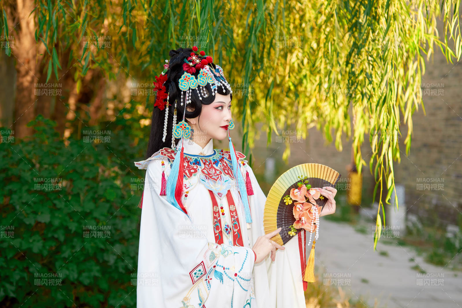 身穿国潮戏曲服饰装扮手拿花扇的中国美女图片