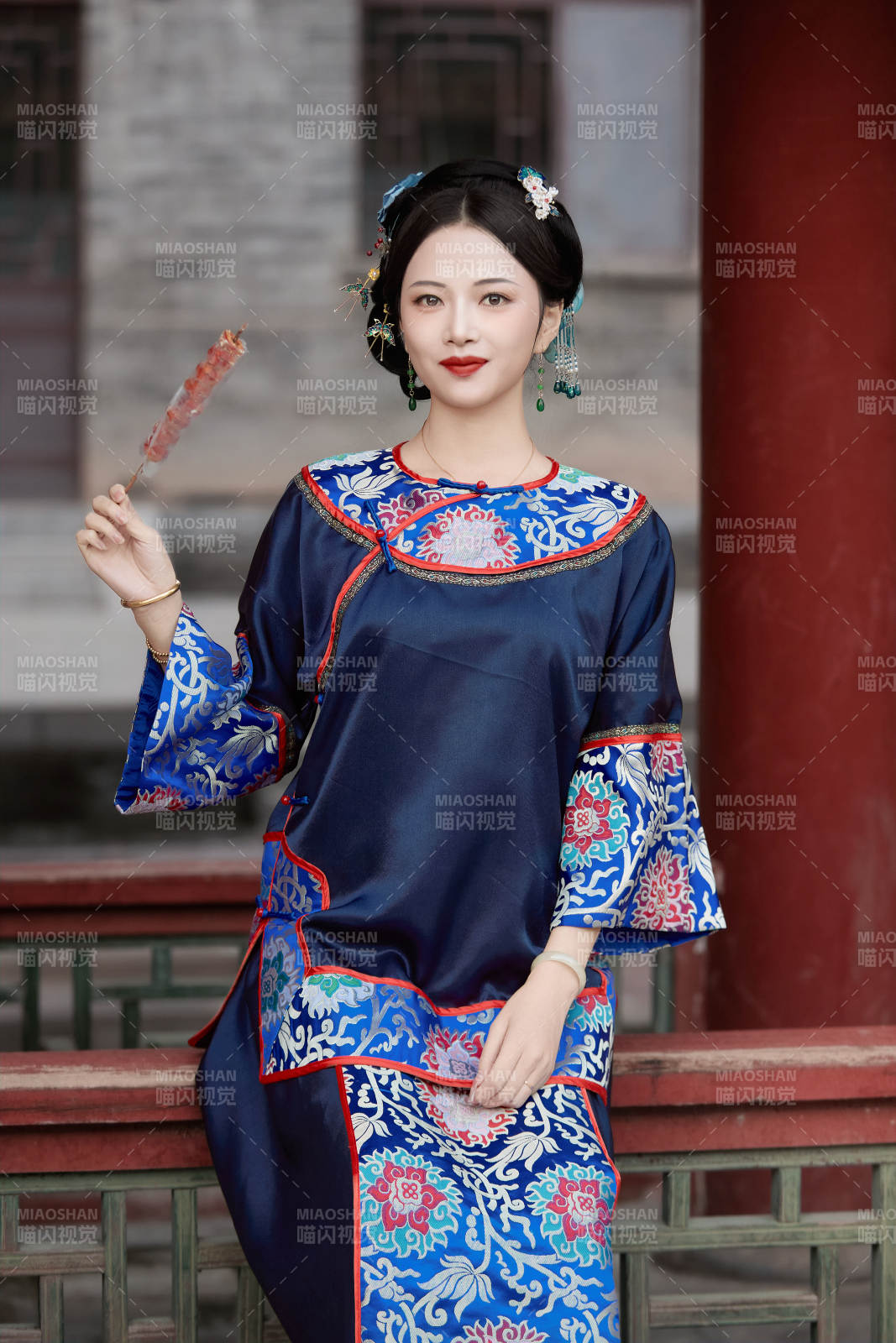 身穿中国清代晚期服饰吃糖葫芦的中国美女图片