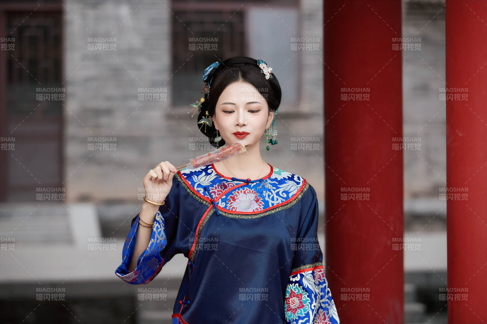 身穿中国清代晚期服饰吃糖葫芦的中国美女图片