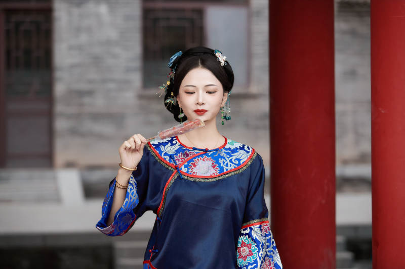 身穿中国清代晚期服饰吃糖葫芦的中国美女图片