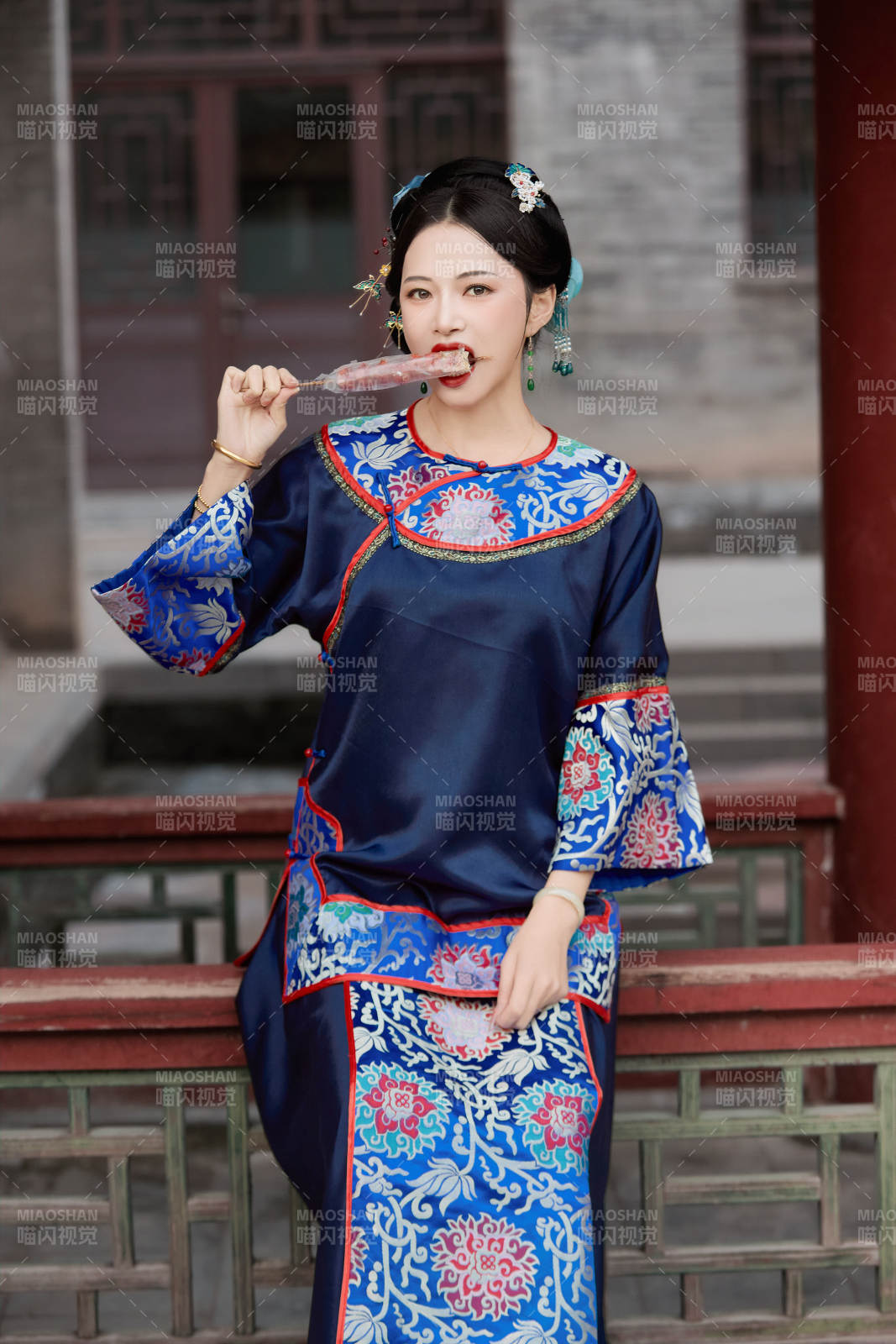 身穿中国清代晚期服饰吃糖葫芦的中国美女图片