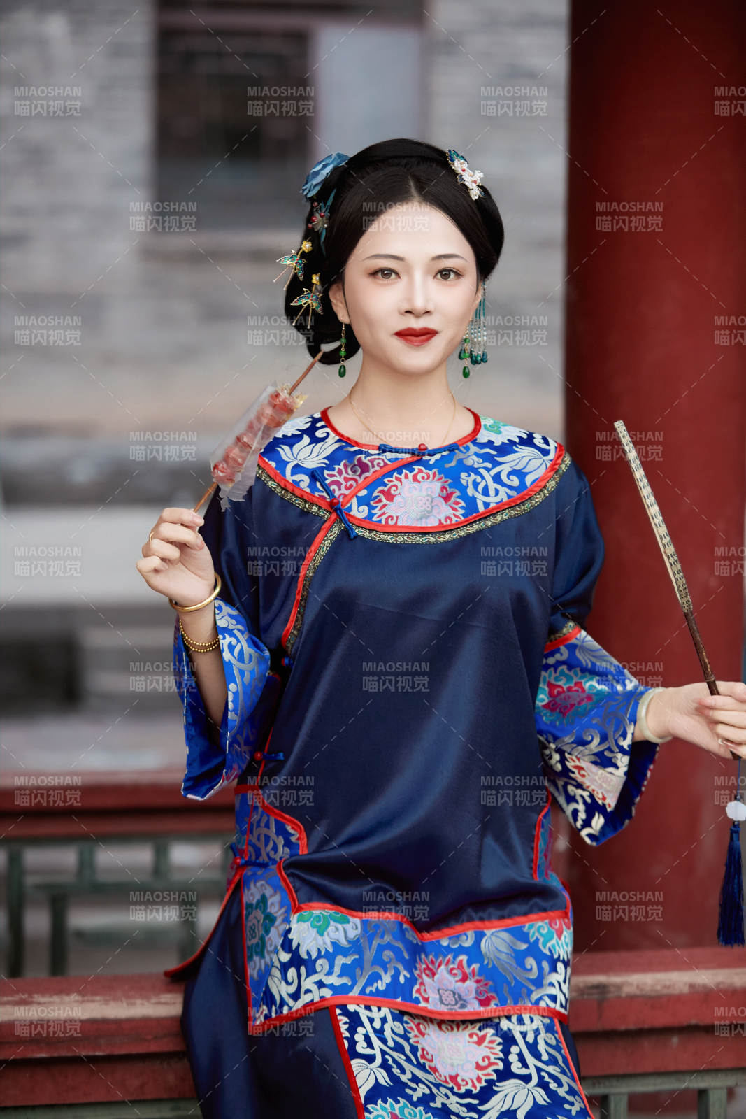 身穿中国清代晚期服饰吃糖葫芦的中国美女图片