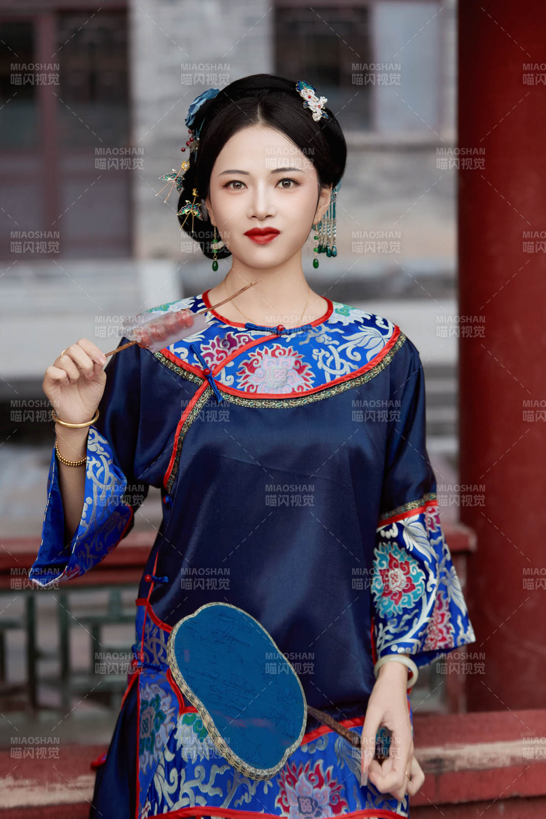 身穿中国清代晚期服饰吃糖葫芦的中国美女图片