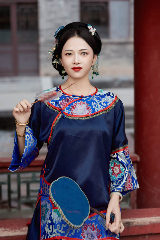 身穿中国清代晚期服饰吃糖葫芦的中国美女图片