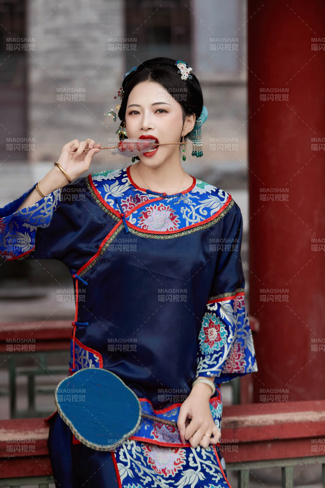 身穿中国清代晚期服饰吃糖葫芦的中国美女图片