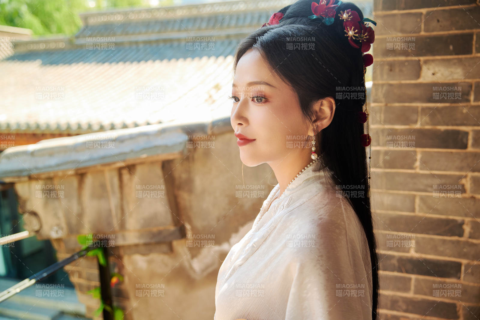 穿着中国汉族服饰马面裙的东方女性图片