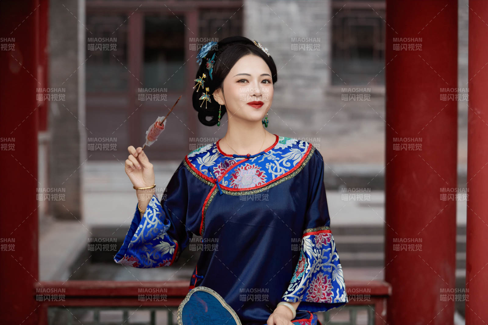 身穿中国清代晚期服饰吃糖葫芦的中国美女图片