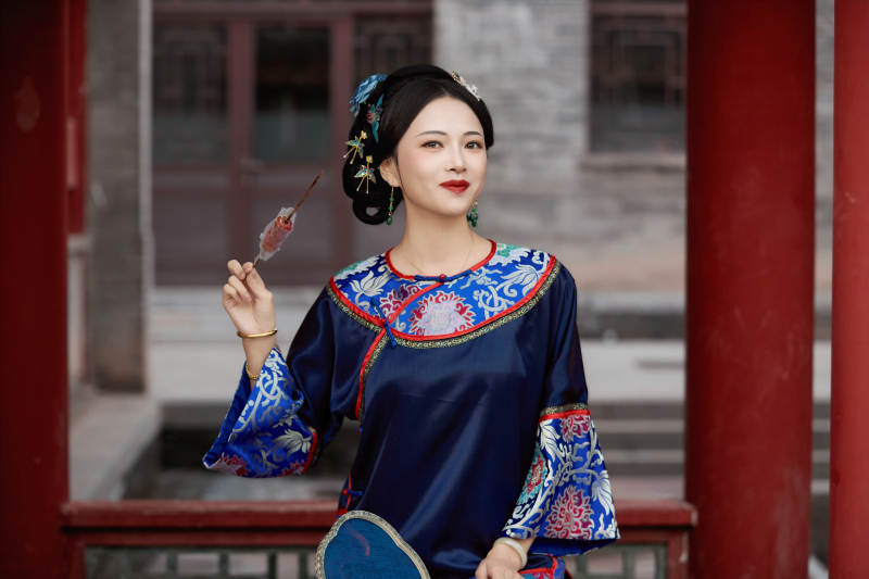 身穿中国清代晚期服饰吃糖葫芦的中国美女图片