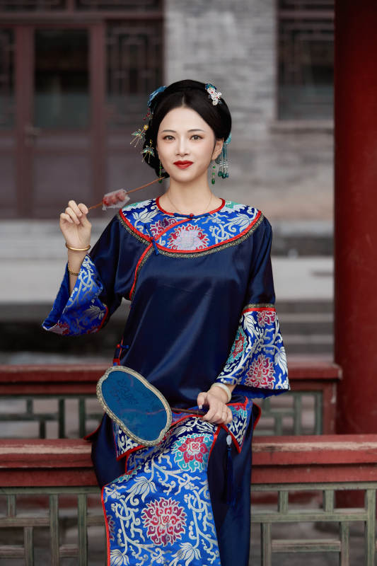 身穿中国清代晚期服饰吃糖葫芦的中国美女图片