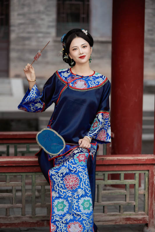 身穿中国清代晚期服饰吃糖葫芦的中国美女图片