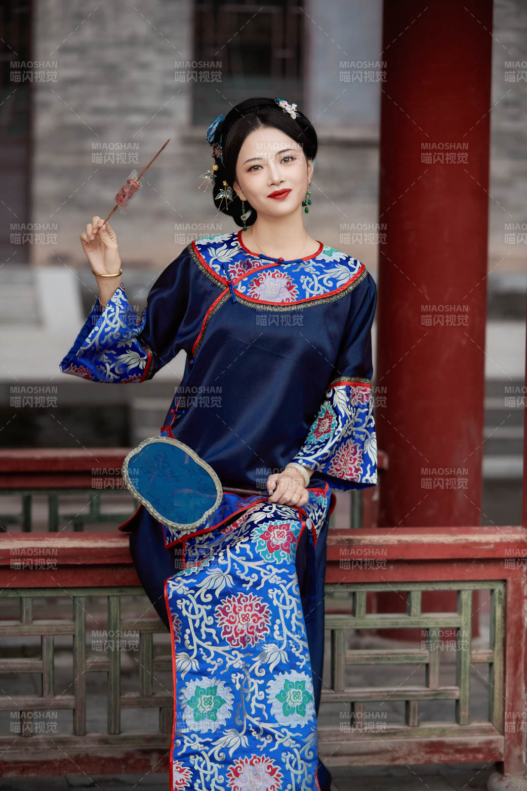 身穿中国清代晚期服饰吃糖葫芦的中国美女图片