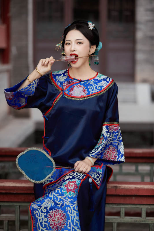 身穿中国清代晚期服饰吃糖葫芦的中国美女图片
