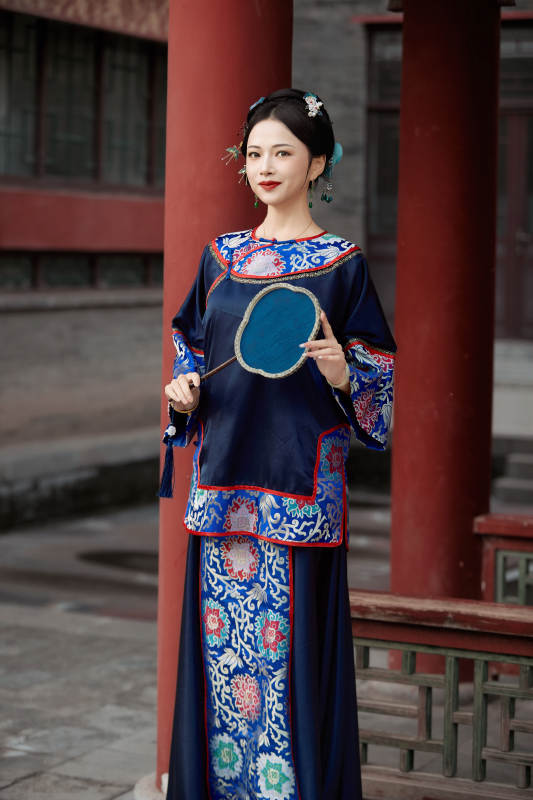 穿着中国清代晚期服饰手拿扇子的中国美女图片