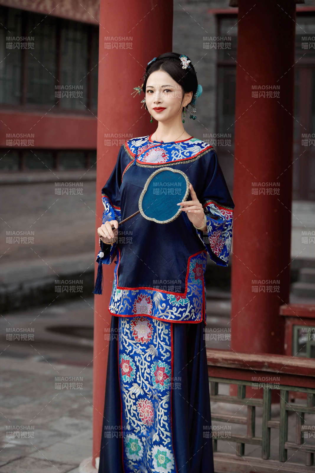 穿着中国清代晚期服饰手拿扇子的中国美女图片