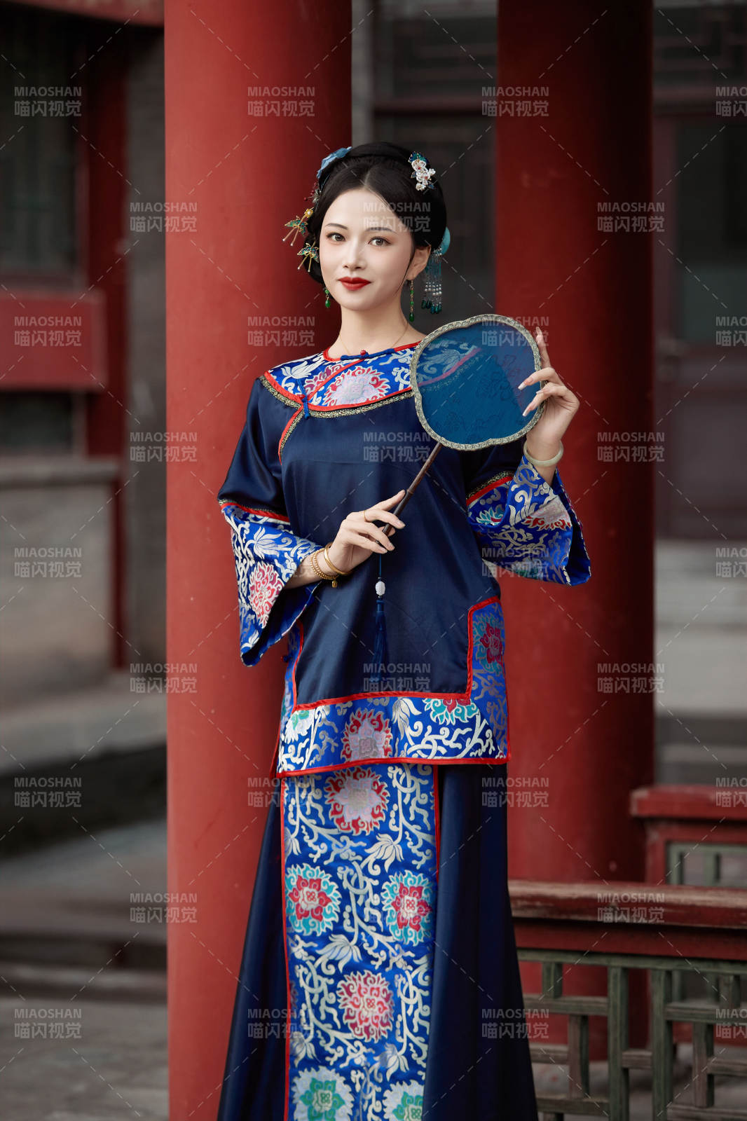 穿着中国清代晚期服饰手拿扇子的中国美女图片