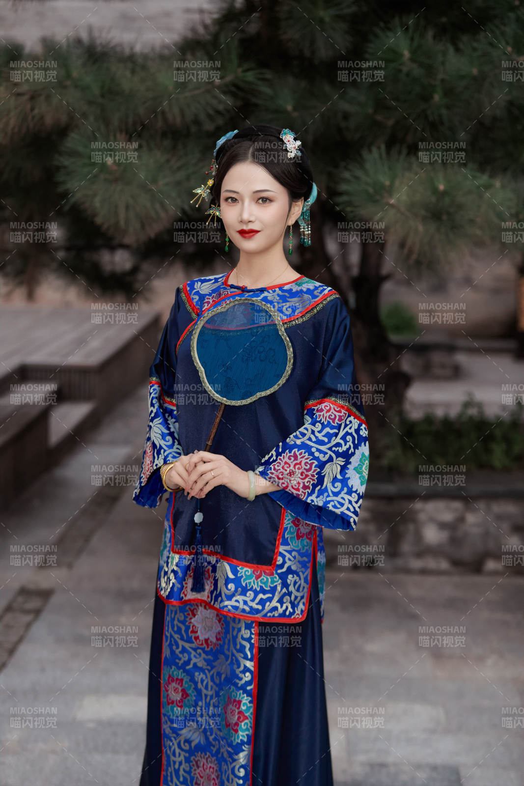 穿着中国清代晚期服饰手拿扇子的中国美女图片