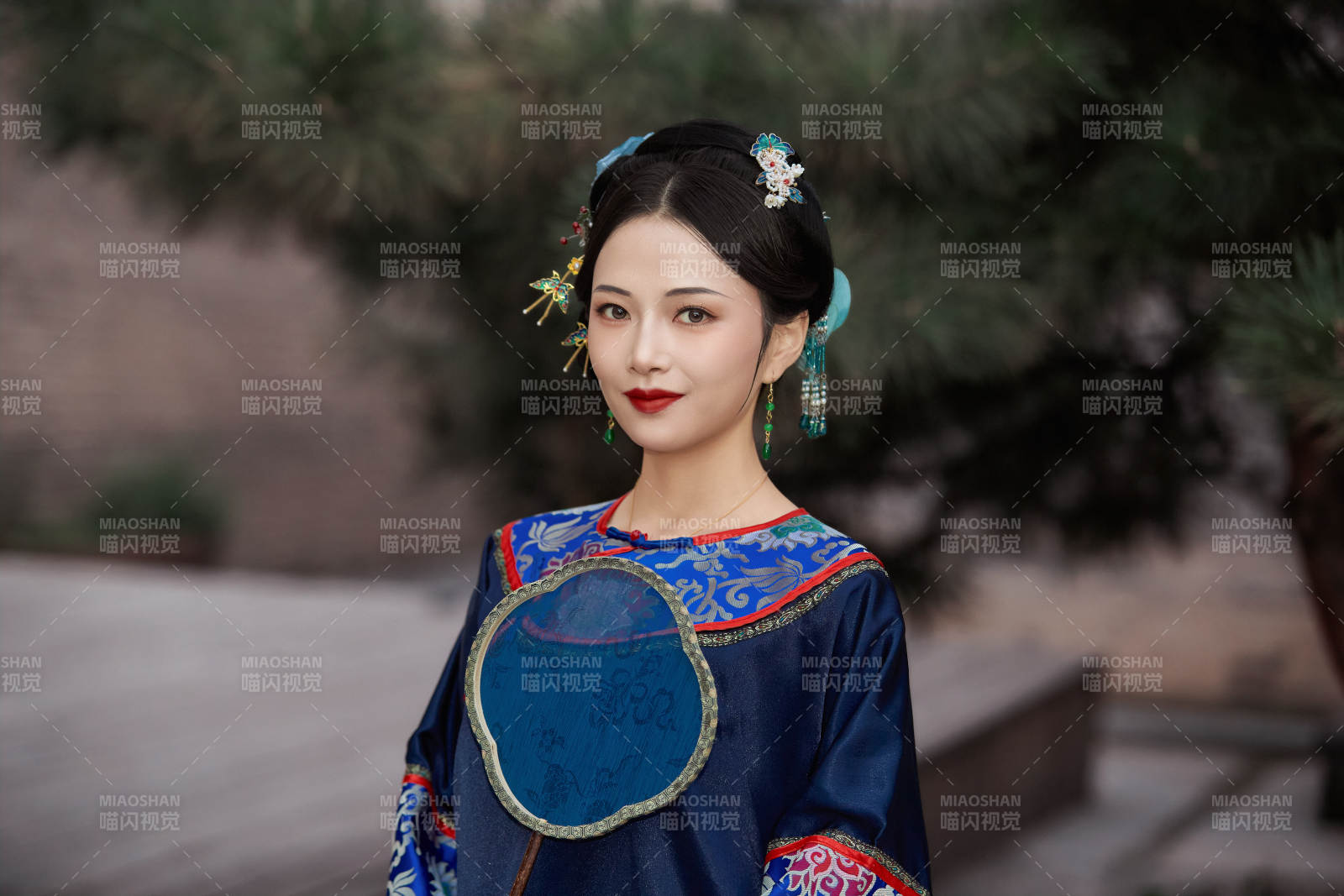 穿着中国清代晚期服饰手拿扇子的中国美女图片