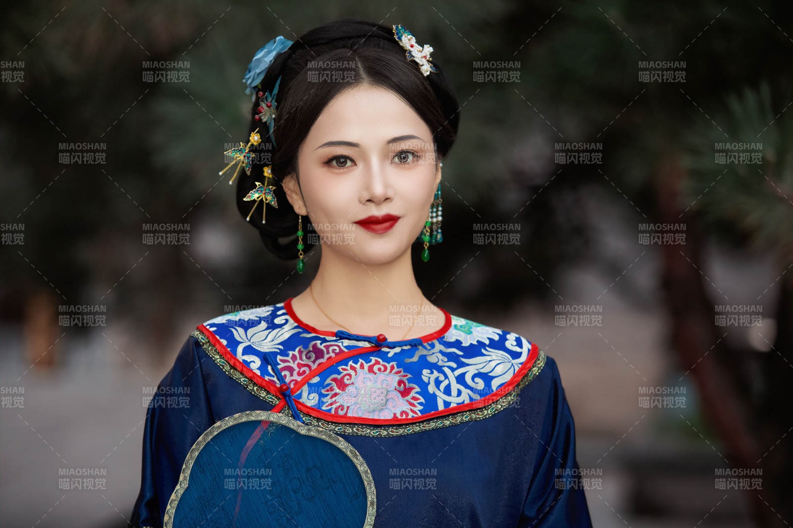 穿着中国清代晚期服饰手拿扇子的中国美女图片