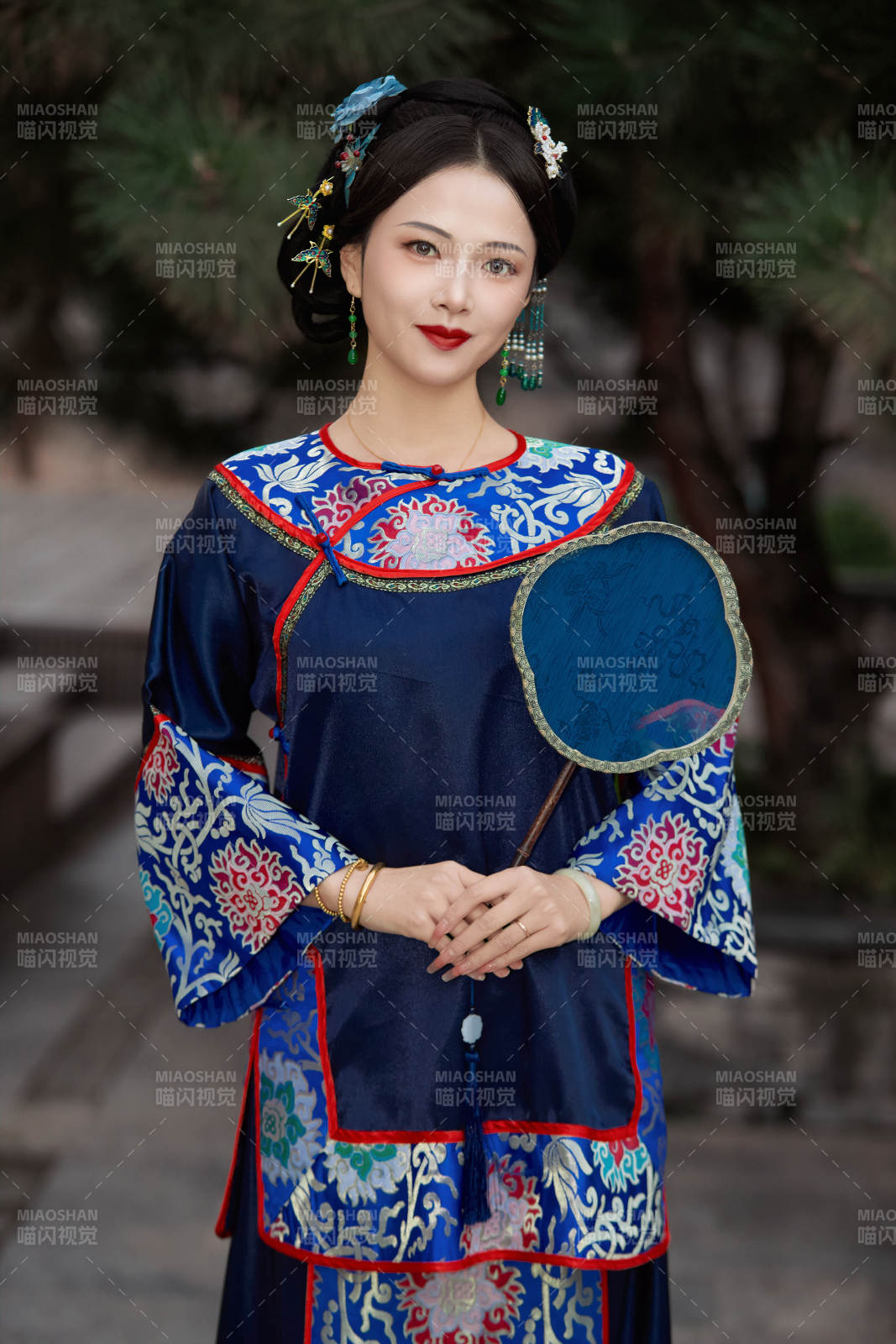 穿着中国清代晚期服饰手拿扇子的中国美女图片