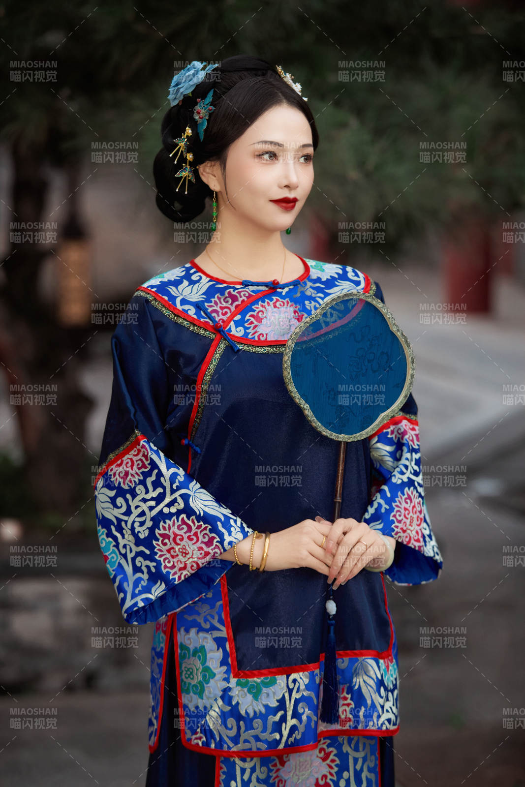 穿着中国清代晚期服饰手拿扇子的中国美女图片