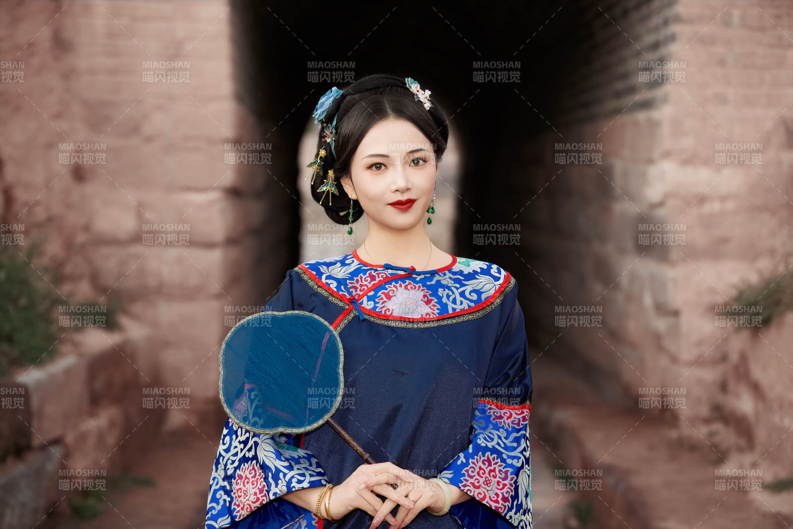 穿着中国晚清服饰在古城拍照的亚洲女性图片