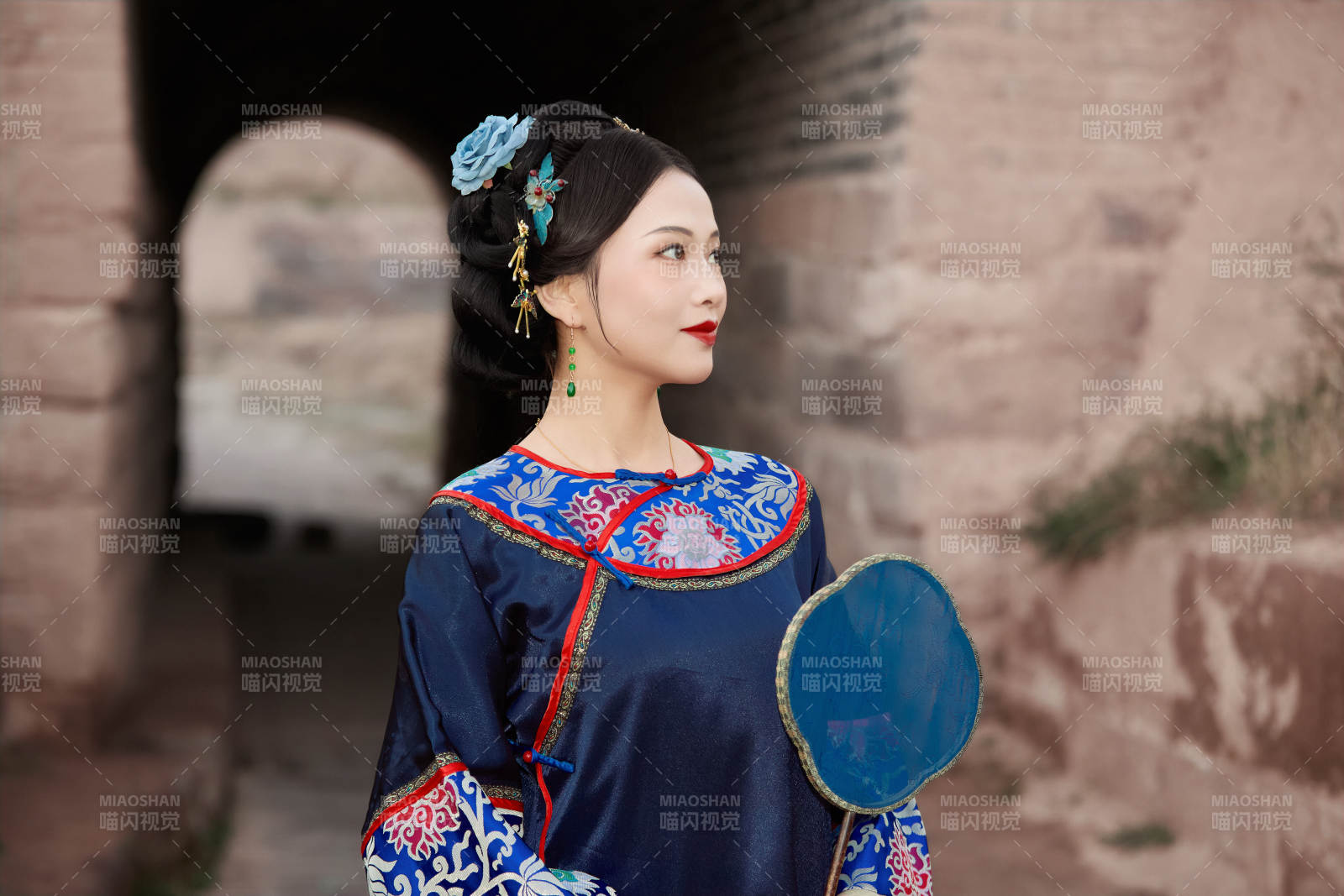 穿着中国晚清服饰在古城拍照的亚洲女性图片