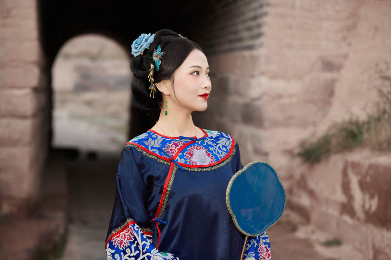 穿着中国晚清服饰在古城拍照的亚洲女性图片