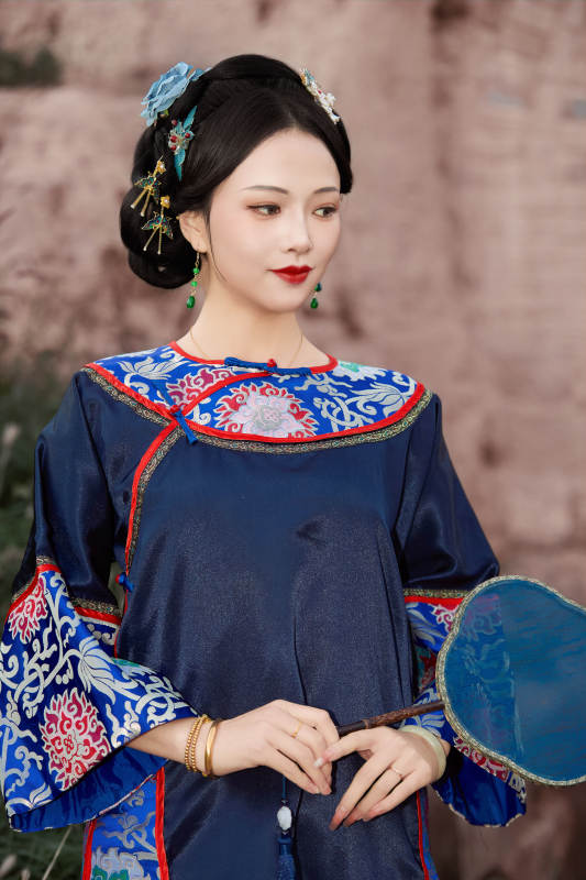 穿着中国晚清服饰在古城拍照的亚洲女性图片