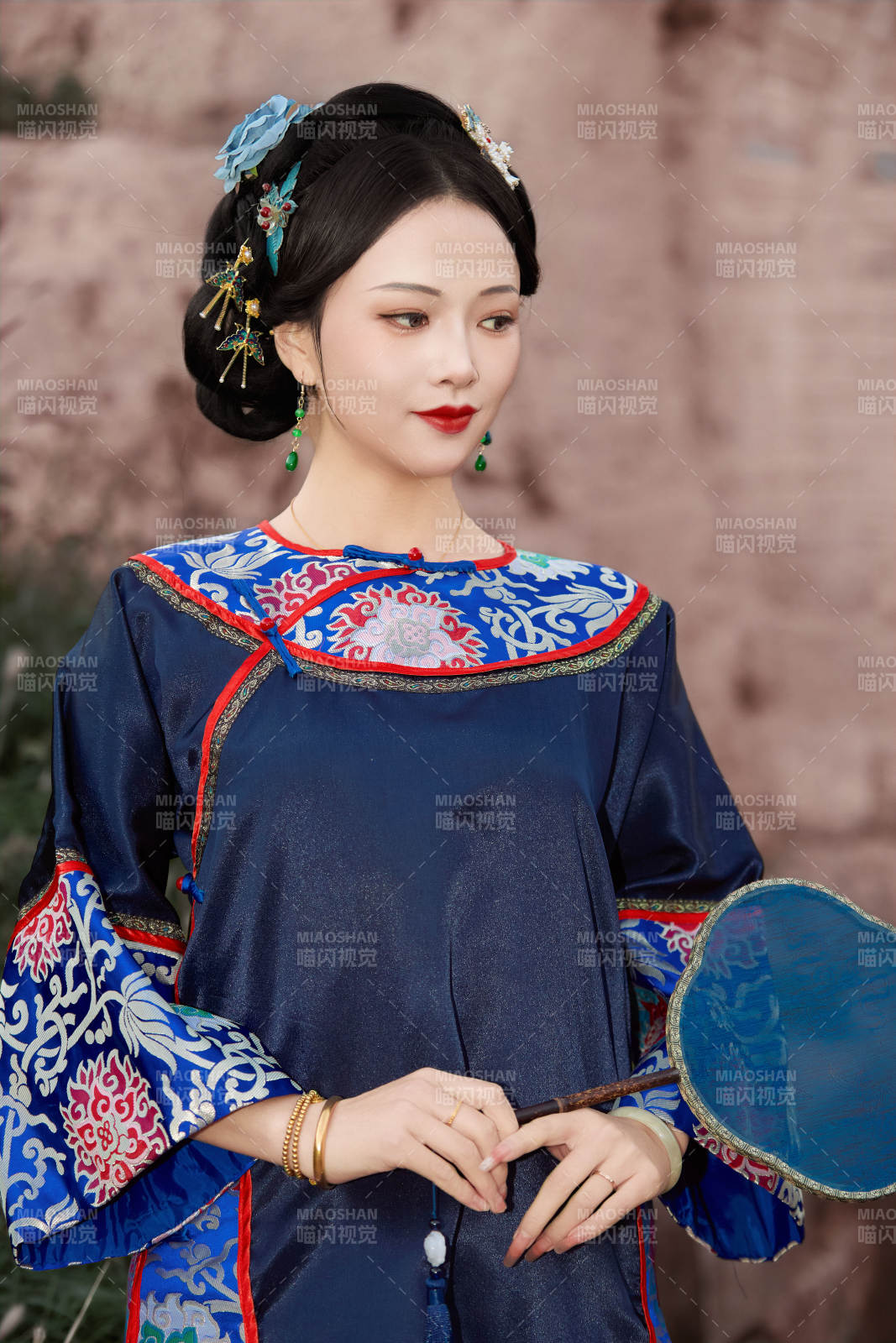 穿着中国晚清服饰在古城拍照的亚洲女性图片