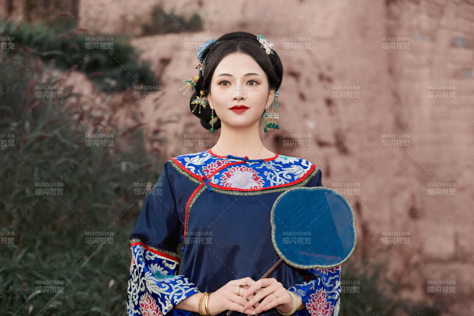 穿着中国晚清服饰在古城拍照的亚洲女性图片