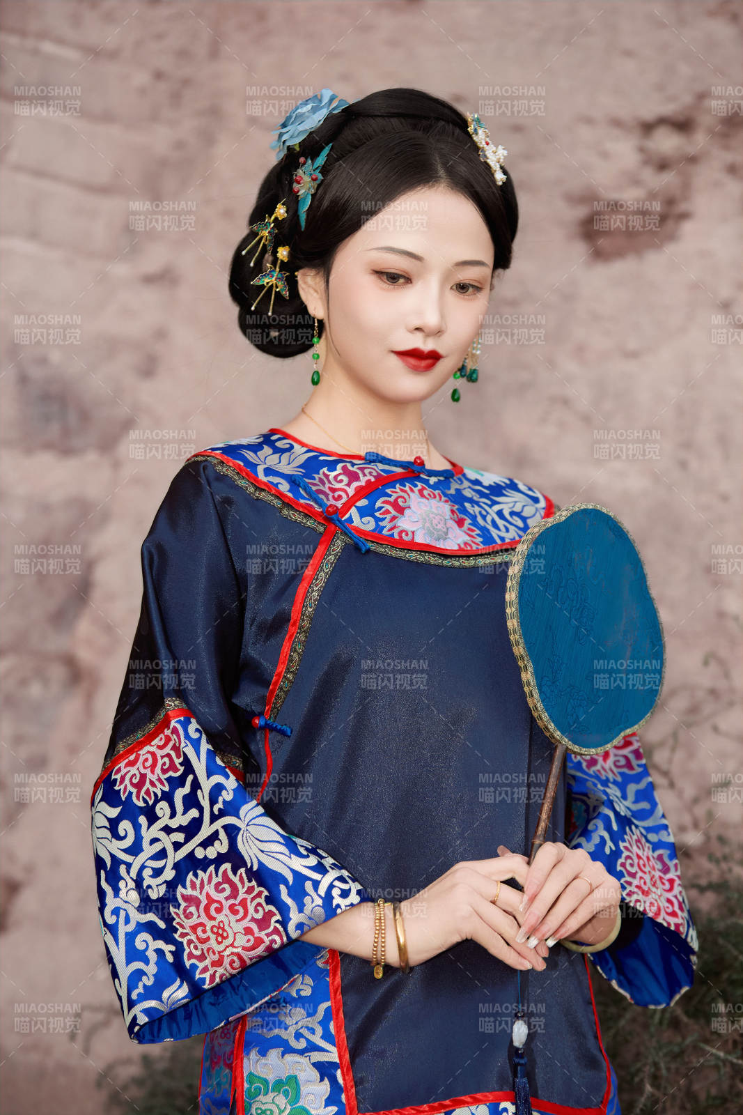 穿着中国晚清服饰在古城拍照的亚洲女性图片