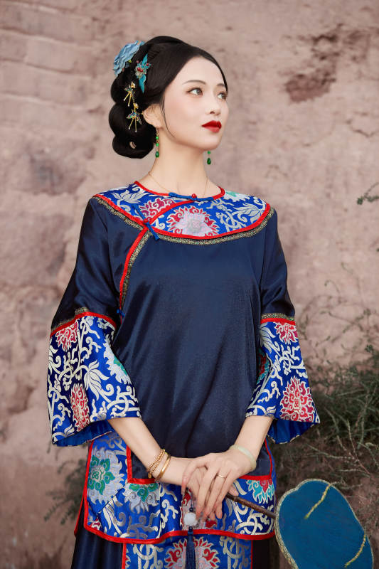 穿着中国晚清服饰在古城拍照的亚洲女性图片