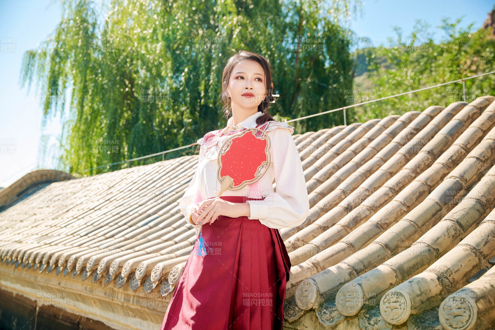 穿着中国汉族服饰马面裙的东方女性图片