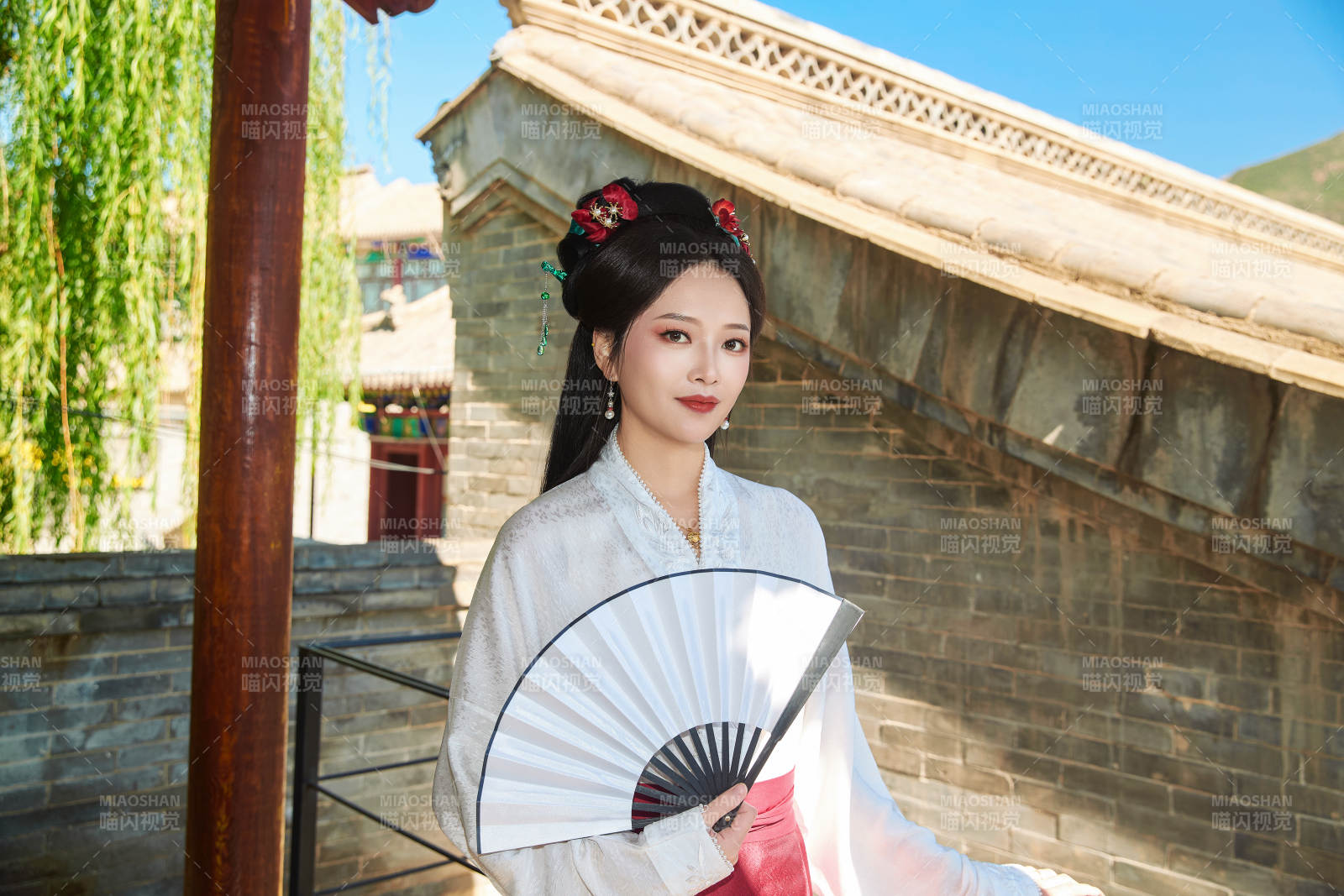 穿着中国汉族服饰马面裙的东方女性图片