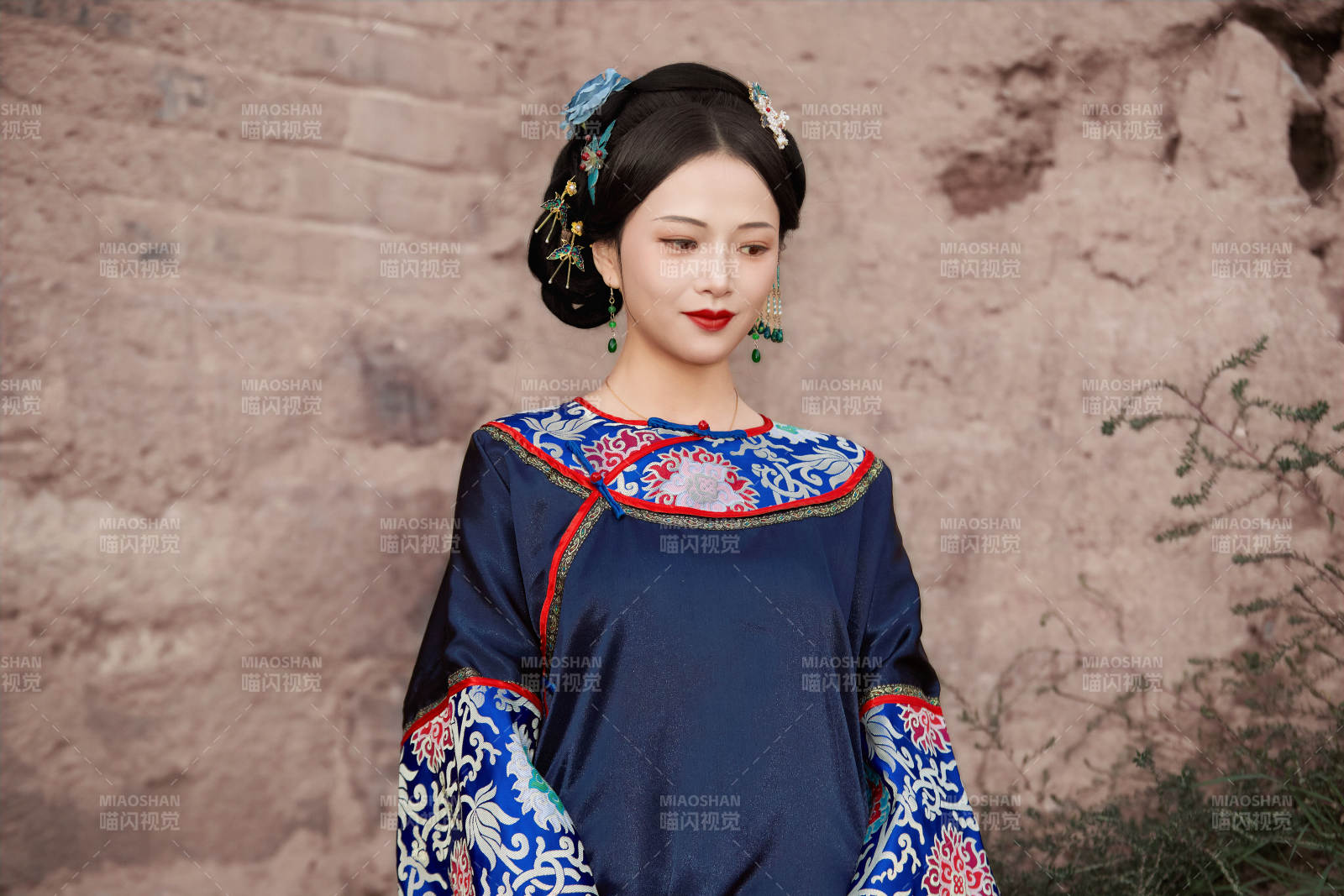 穿着中国晚清服饰在古城拍照的亚洲女性图片