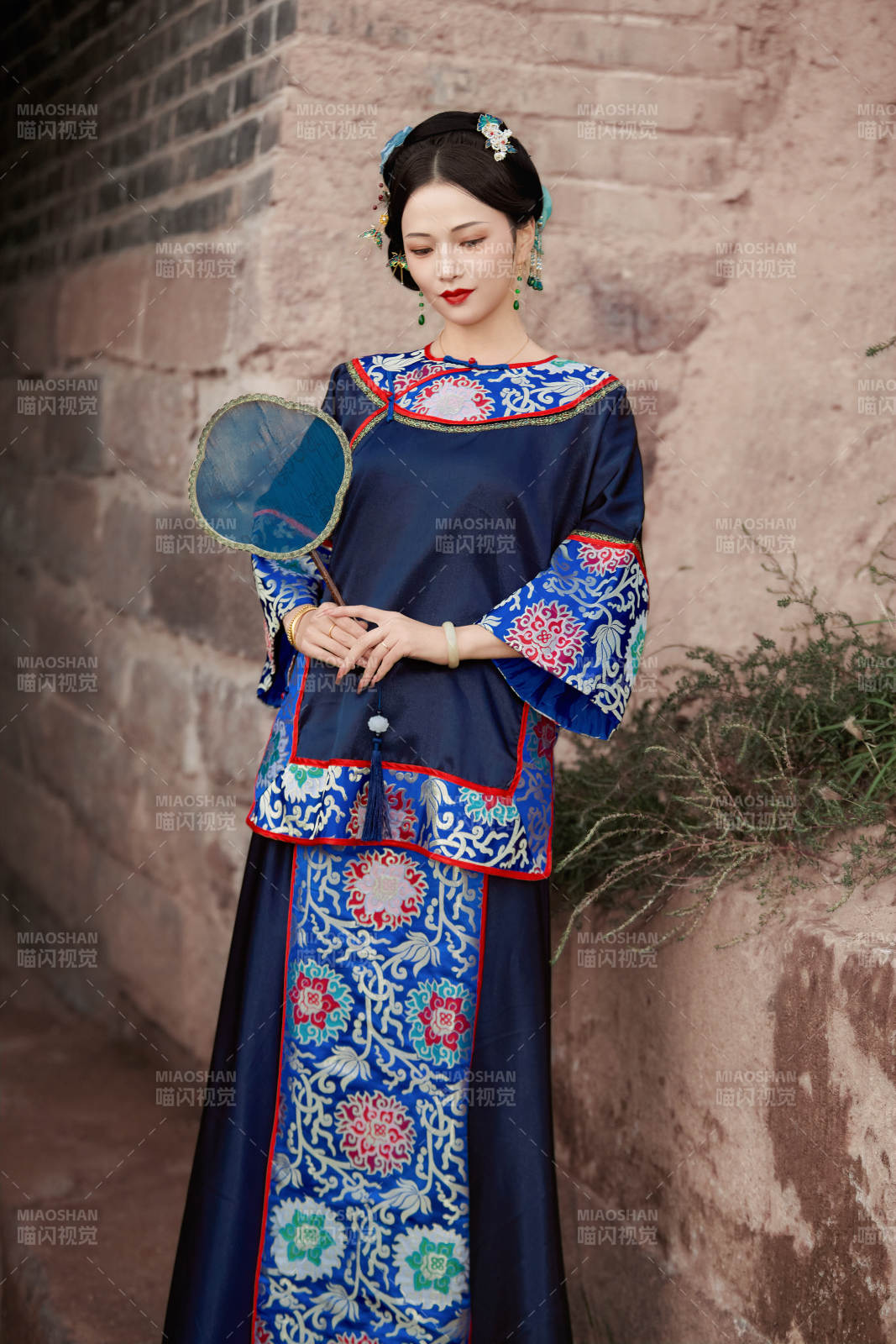 穿着中国晚清服饰在古城拍照的亚洲女性图片