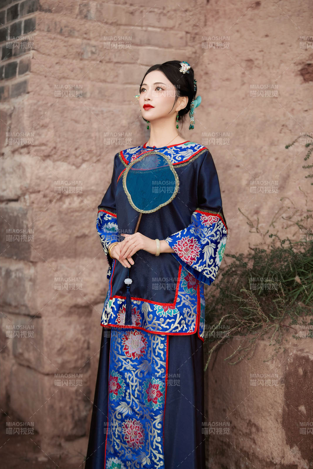 穿着中国晚清服饰在古城拍照的亚洲女性图片