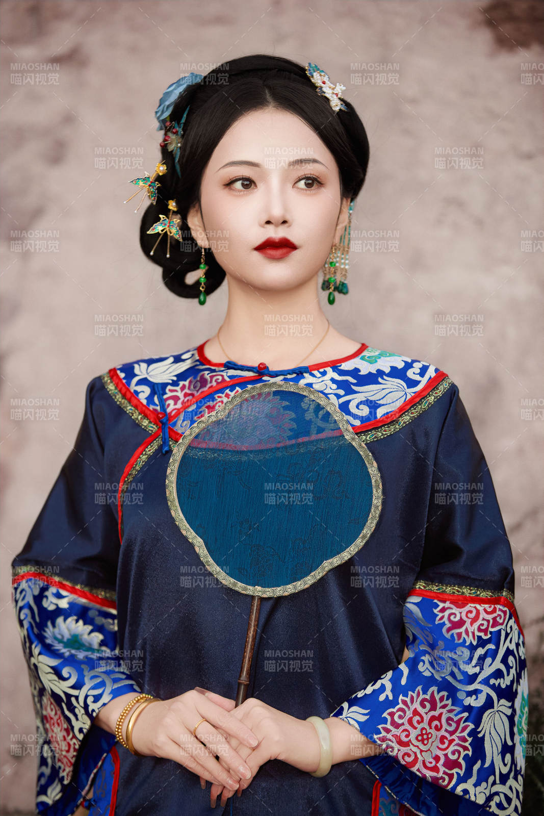 穿着中国晚清服饰在古城拍照的亚洲女性图片