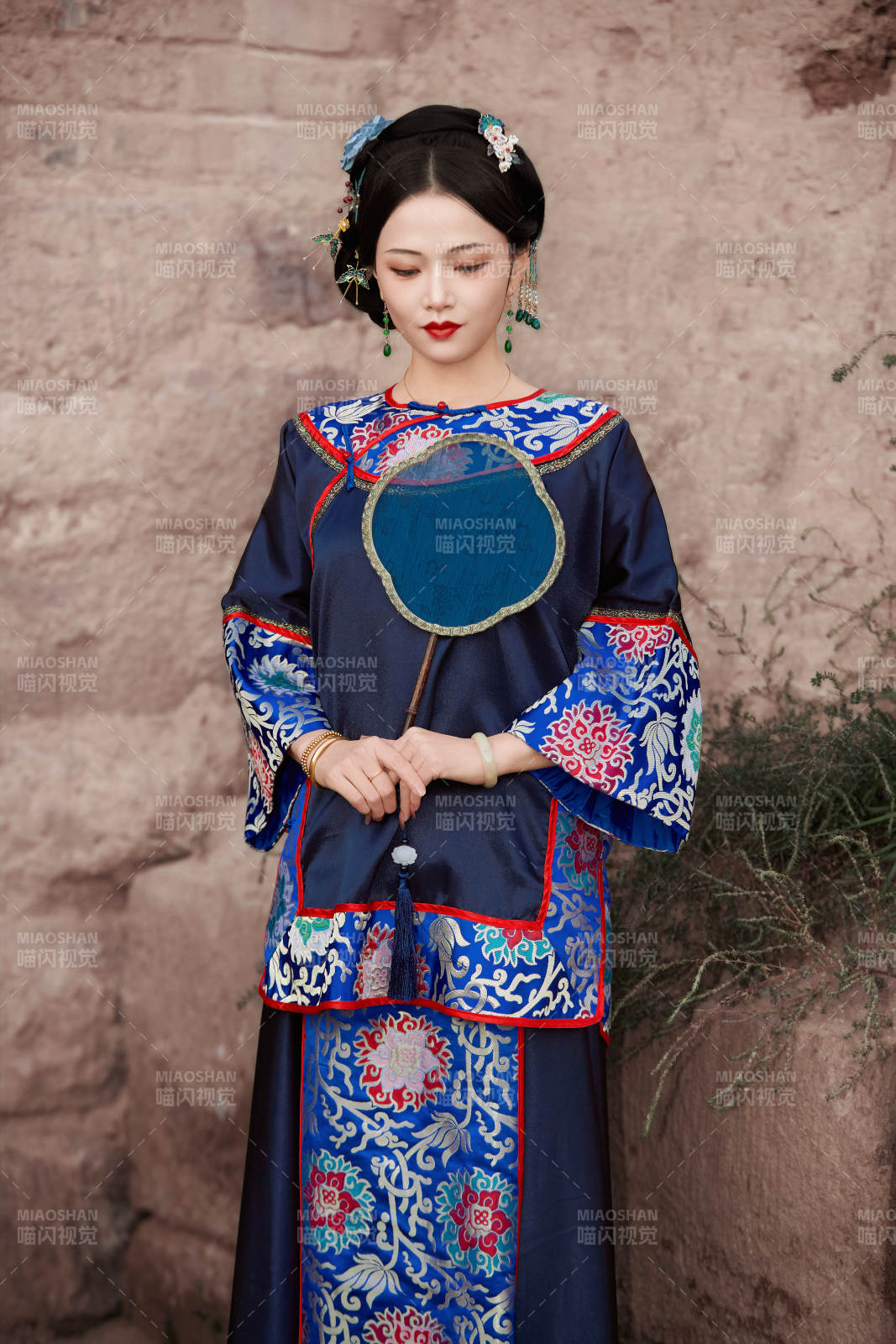 穿着中国晚清服饰在古城拍照的亚洲女性图片