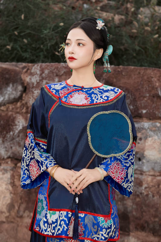 穿着中国晚清服饰在古城拍照的亚洲女性图片