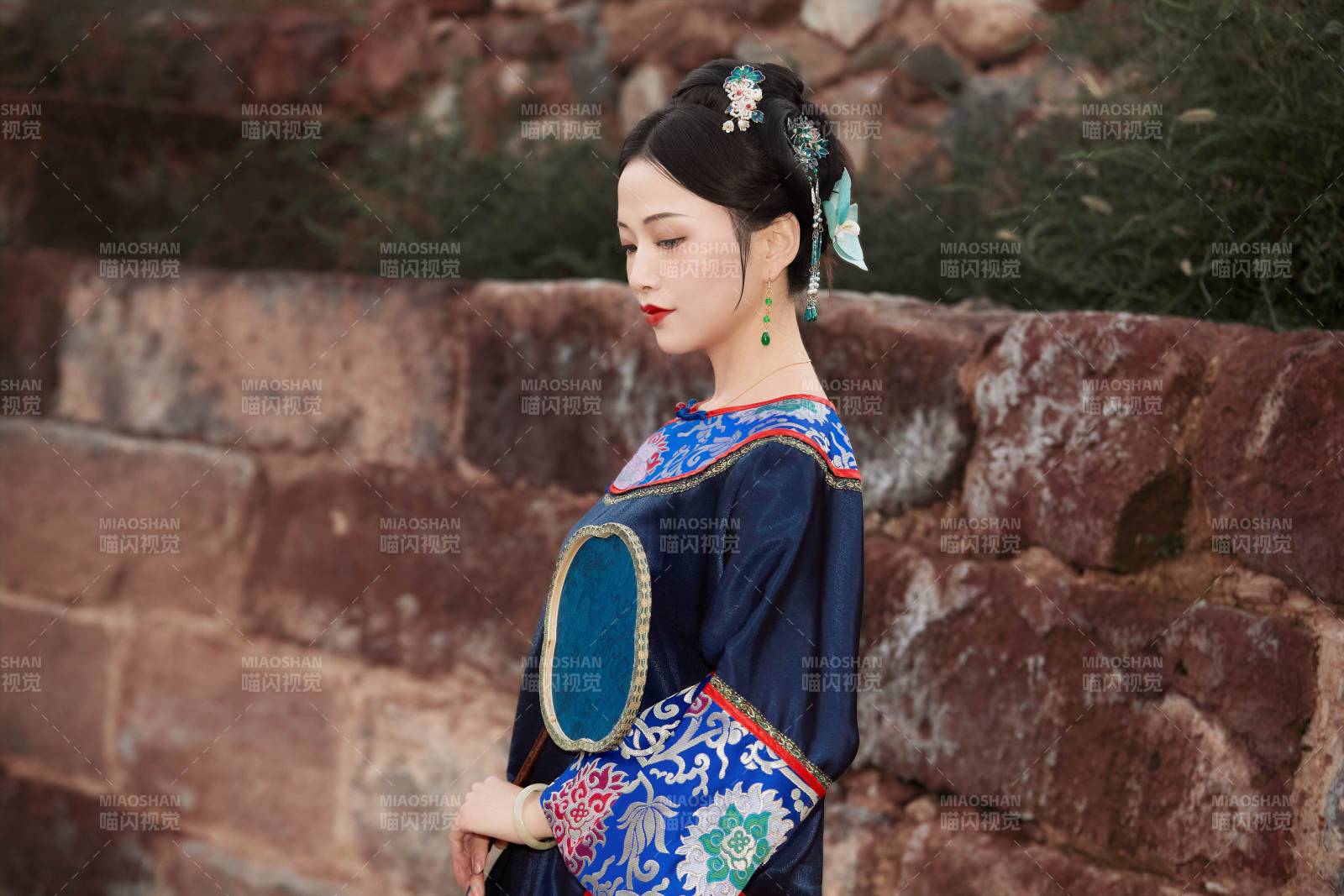 穿着中国晚清服饰在古城拍照的亚洲女性图片