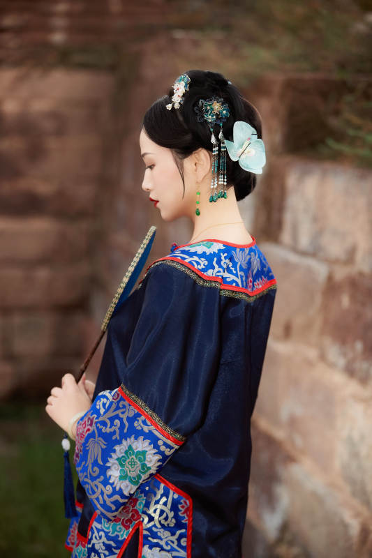 穿着中国晚清服饰在古城拍照的亚洲女性图片