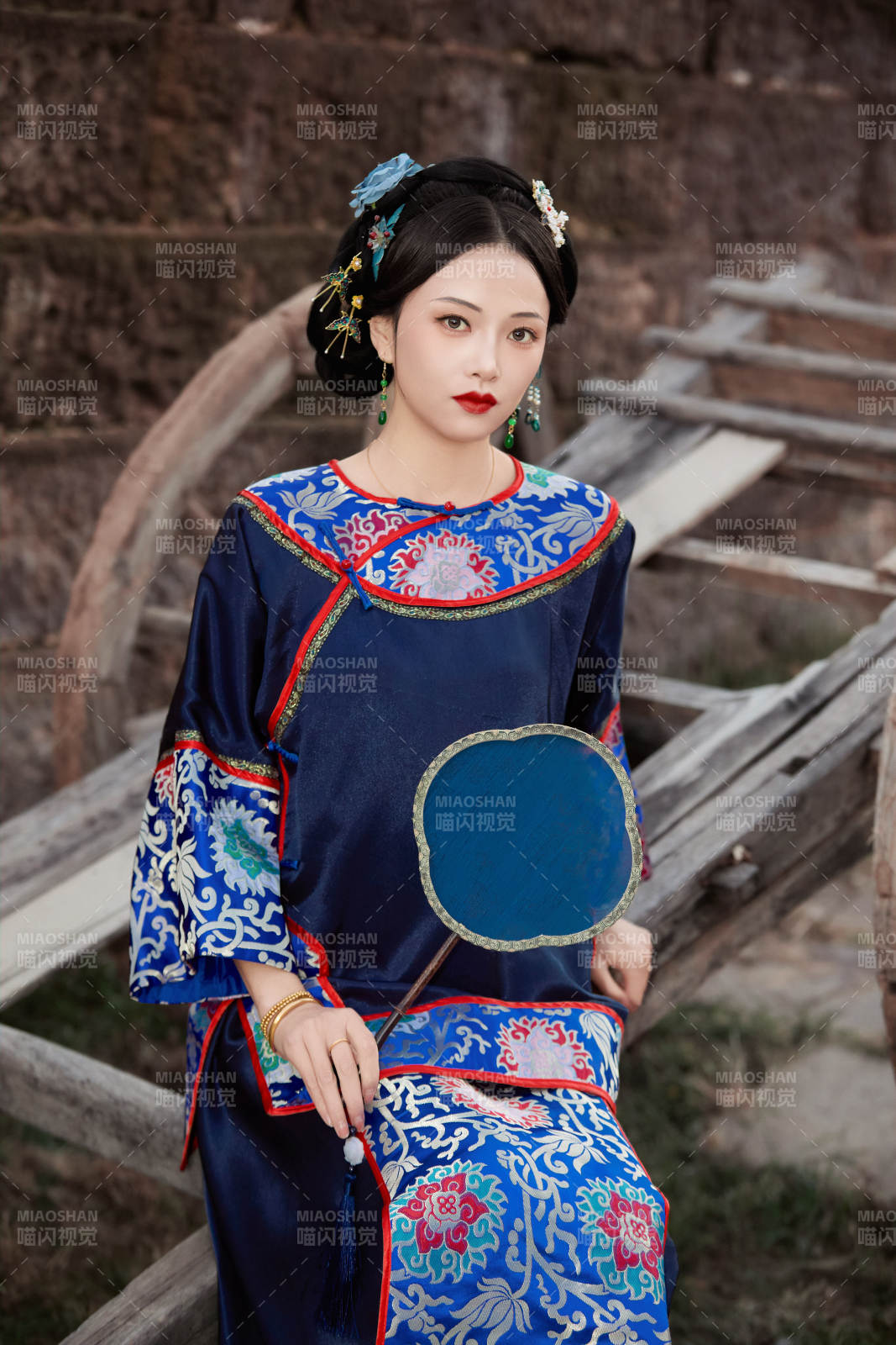 坐在古老手推车上的身穿晚清服饰的美女图片