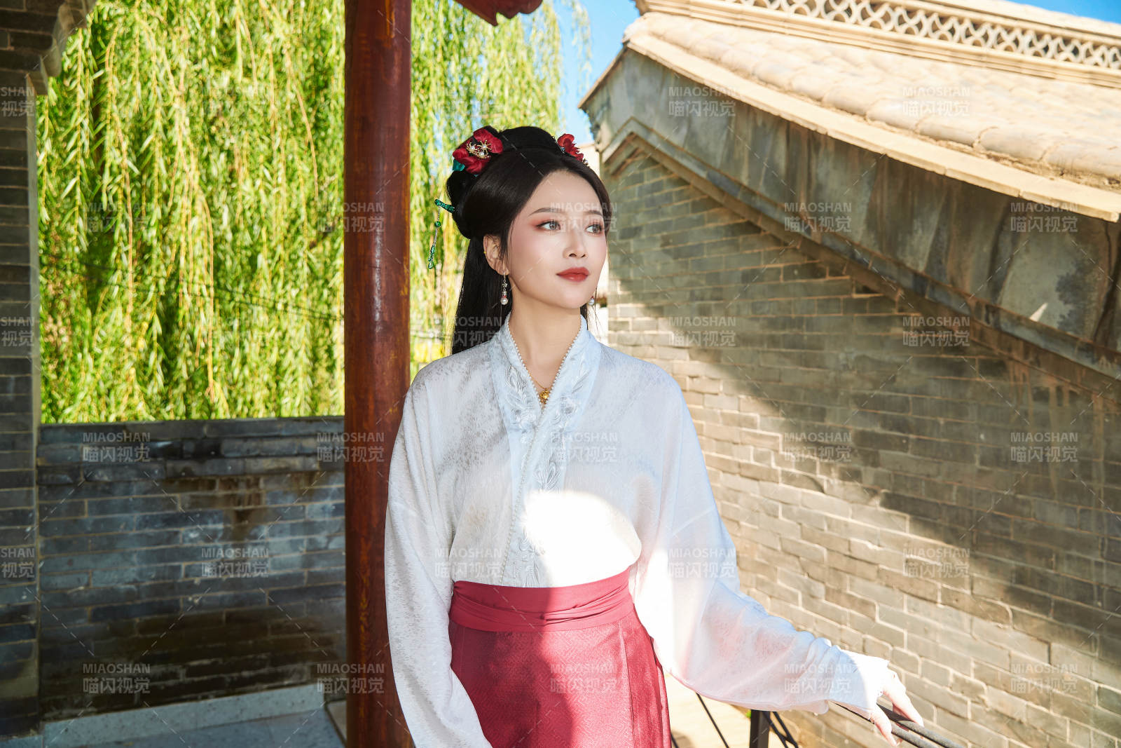 穿着中国汉族服饰马面裙的东方女性图片