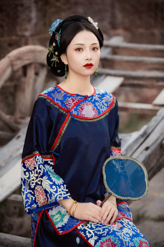 坐在古老手推车上的身穿晚清服饰的美女图片