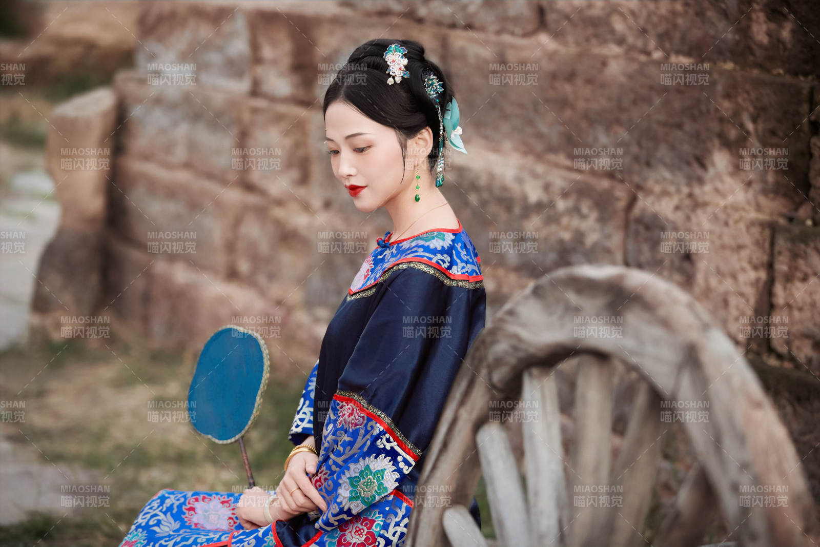 坐在古老手推车上的身穿晚清服饰的美女图片