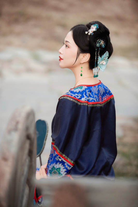 坐在古老手推车上的身穿晚清服饰的美女图片