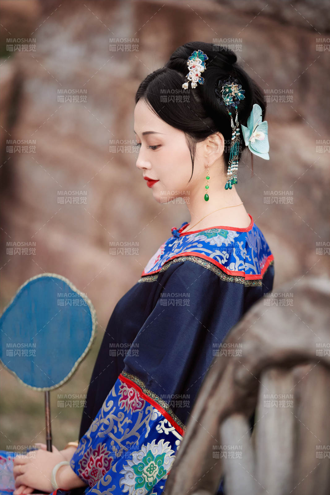 坐在古老手推车上的身穿晚清服饰的美女图片