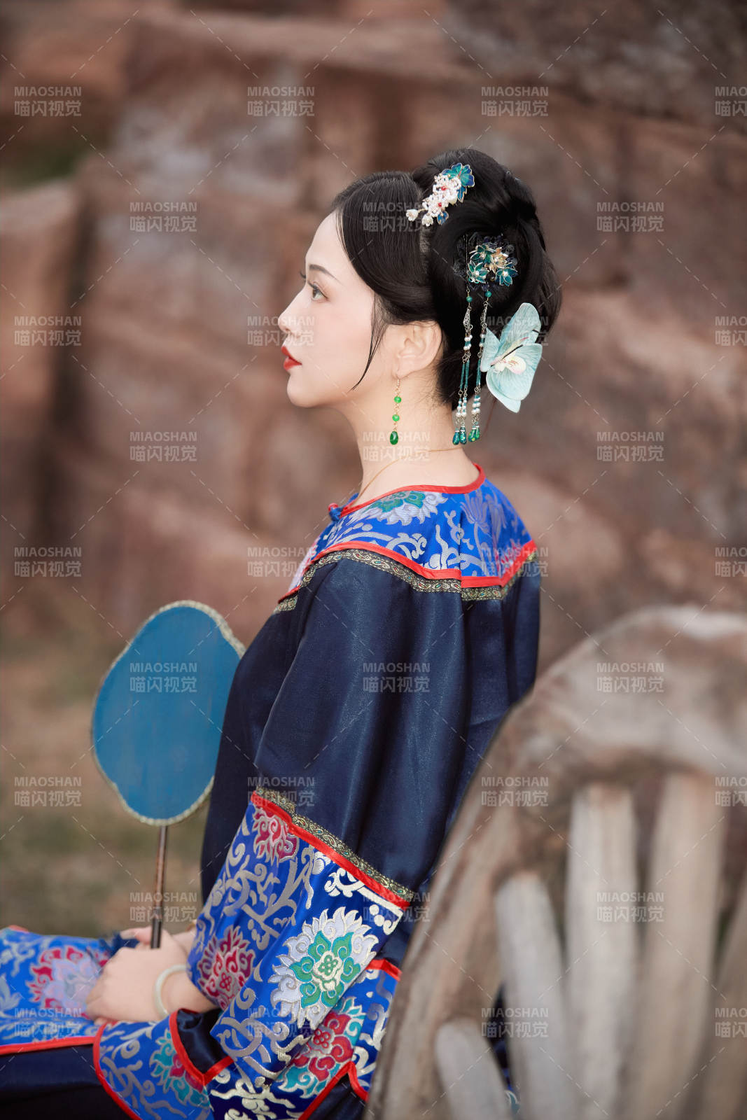 坐在古老手推车上的身穿晚清服饰的美女图片